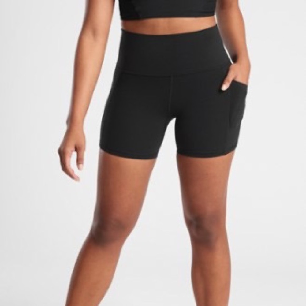 Athleta salutation stash pocket 5” shorts
